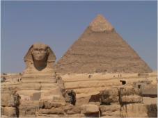 Die Sphinx, der aus dem Fels skulptierte Zwitter aus Lwenkrper (Symbol fr Mut) mit Menschenkopf (Geistesstrke). Im Hintergrund die Chefrenpyramide.