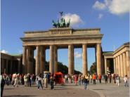 Das Brandenburger Tor am Pasriser Platz. Es markkierte die Grenze zwischen West- und Ostberlin und damit die Grenze zwischen den Truppen der NATO und des Warschauer Paktes. 