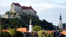 Die alte Herzogsstadt Burghausen ist die grte Stadt im oberbayerischen Landkreis Alttting.  Auf einem Hhenzug ber der Altstadt erstreckt sich die Burg zu Burghausen, die mit 1.051 Metern Lnge die lngste Burganlage Europas ist.