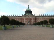Das Schloss Sans Souci liegt in einer wunderschnen Parkanlage in der brandenburgischen Landeshauptstadt Potsdam.