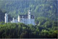 Das Schloss Schwanstein wurde ab 1869 fr den bayerischen Knig Ludwig II. als idealisierte Vorstellung einer Ritterburg aus der Zeit des Mittelalters errichtet.