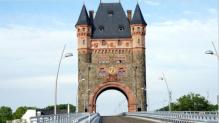 Die Rheinstrae geht durch den Nibelungenturm auf die Nibelungenbrcke
