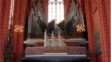 Der Kaiserdom zu Frankfurt am Main ist ein herausragender Ort west- und mitteleuropischer Geschichte.  Die Domorgel besitzt vier Manuale, 115 Register und 8801 Pfeifen