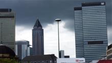 Neben wunderschnen Fachwerkbauten ragen riesige Brotrme in den Himmel. Der runde Turm ist der Messeturm. 
