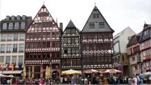 Am Rmerberg - dem eigentlichen Hauptplatz der Stadt und seit dem Hochmittelalter das Zentrum der Altstadt. Etwa 200 Meter stlich liegt der Grndungskern der Stadt, die Dominsel