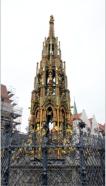 Der "Schne Brunnen": Die 40  Figuren stellen in 4 Stockwerken das Weltbild d. Heiligen Rmischen Reiches dar: Philosophie und die 7 Freien Knste, die 4 Evangelisten und die 4 Kirchenvter, die 7 Kurfrsten und die 9 Guten Helden, Moses und 7 Propheten