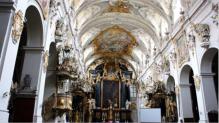 Die ber 1000-jhrige ehemalige Benediktinerabteikirche, heute ppstliche Basilika und Stadtpfarrkirche St. Emmeram ist mit dem Dom die ehrwrdigste und bedeutendste christliche Kultsttte der Stadt Regensburg