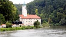 Das Kloster wurde von den iroschottischen-kolumbanischen Wandermnchen Eustasius und Agilus um das Jahr 600 gegrndet und ist somit die lteste klsterliche Niederlassung Bayerns. 