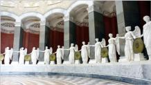 Die Befreiungshalle  ist ein Denkmal auf dem Michelsberg oberhalb von Kelheim.  Errichtet wurde sie im Andenken an die Schlachten gegen Napoleon whrend der Befreiungskriege 1813 bis 1815