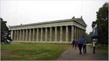 Die Ruhmes- und Ehrenhalle Walhalla an der Donau.   129 Marmorbsten und 65 Gedenktafeln und eine Groplastik mit Knig Ludwig I. zeugen von deutscher und europischer Geschichte