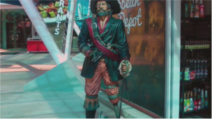Beim Einkauszentrum SAN JUAN steht der berhmte Captain Morgan um uns zu begren. 