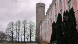 Der Lange Hermann ist einer der vier ursprnglichen mittelalterlichen Ecktrme des Schlosses auf dem Domberg von Tallinn. Der Pikk Hermann ist Teil des Tallinner Schlosses, in dem das estnische Parlament seinen Sitz hat
