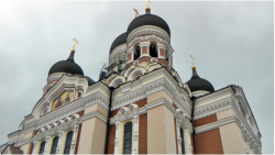 Die Alexander-Newski-Kathedrale ist eine Kirche in der estnischen Hauptstadt Tallinn und befindet sich auf dem Domberg, genauer auf dem Lossi plats (Schlossplatz) zwischen dem estnischen Parlament und der Residenz des deutschen Botschafters.