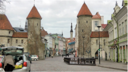 Das alte Stadttor mit einem Teil der Stadtmauer in Tallinn