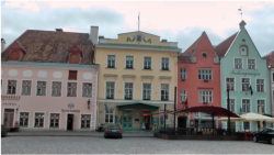 Der Rathausplatz bildet das Zentrum der Altstadt, die zum UNESCO-Weltkulturerbe gehrt. Im Winter wird hier ein groer Weihnachtsmarkt abgehalten.
