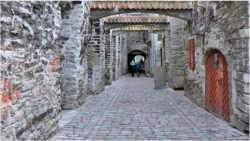 Die alte Stadtmauer mit Schiescharten 