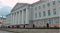 Das Hauptgebude der Universitt in Tartu. Die Universitt Tartu ist die lteste Universitt Estlands und dessen einzige Volluniversitt. Sie wurde 1632 von Knig Gustav II. Adolf von Schweden gegrndet