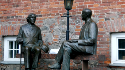 In Tartu steht eine Skulptur, der die beiden Schriftsteller und Dichter  Oscar Wilde und Eduard Vilde zeigt. Sei haben zwar zur gleichen Zeit gelebt, sind sich aber nie begegnet. 