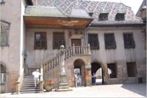Das Ancienne Douane aus dem Jahre 1480. Dieses Gebude wurde frher als Kaufhaus und als politischer Tagungsort benutzt. Im Erdgeschoss wurden Waren verzollt und in der ersten Etage tagten die zehn elsssischen Reichsherren