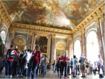 Die berhmteste Spiegelgalerie und Vorbild fr viele weitere hnliche Sle ist der groe Spiegelsaal in Versailles, in dem 1871 das Deutsche Reich ausgerufen und der Deutsche Kaiser gekrnt  wurde.