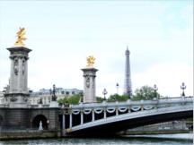 Die Errichtung begann 1897 und so wurde die Brcke noch rechtzeitig zur Weltausstellung im Jahre 1900 in Paris fertig. Sie verbindet den Invalidendom (linkes Seineufer) mit dem Grand und Petit Palais (rechtes Seineufen).