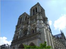 Hier wurden Knige und Kniginnen gekrnt. Dies Bauwerk zhlt zu den wichtigsten Denkmlern der Stadt Paris. Der Innenraum ist 130 m lang, 48 m breit, 35 m hoch.