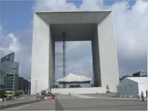 Dieses wrfelfrmige Gebude inmitten der Wolkenkratzer von Paris ist mit seiner Hhe von 110 m nicht zu bersehen. Der offene Wrfel stellt ein riesiges modernes Tor dar.