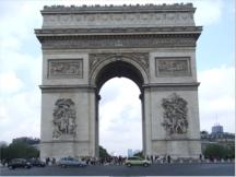 Der groe Napoleon gab dieses gigantische Bauwerk in Auftrag. Der Triumphbogen ist 50 m hoch und 45 m breit. Der groe Bogen hat eine Hhe von 29 m. Zwlf Avenuen treffen hier aufeinander, der grte mit 2 x 4 Spuren davon ist der Champs Elyses