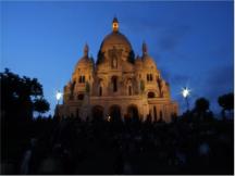 Die Basilika ist abends bei Beleuchtung sowie morgens zum Sonnenaufgang sehr beeindruckend und der Blick von dieser Anhhe auf ein endloses pariser Lichtermeer und bei Tage auf eine Stadt bis zum Horizont sind Momente, die man nie vergit.