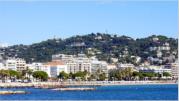 Die Stadt schmiegt sich an die Bucht mit dem kilometerlangen Strand