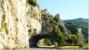 Die Kstenstrae zwischen Nizza und Monaco hat einen besonderen Reiz. Teilweise verluft sie direkt ber dem Meer, teilweise in den Bergen mit vielen kleinen Naturtunneln.