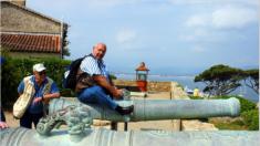 Auf der Citadelle Saint Tropez lasse ich mich von Hans auf das Meer hinaus schieen.