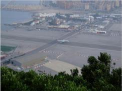Aufgrund der geringen gibraltischen Flche kreuzt die Piste die Winston Churchill Avenue. Diese Strae wird. wie ein Bahnbergang, bei jeder Flugbewegung gesperrt. Eine derartige Kreuzung ist weltweit einzigartig.
