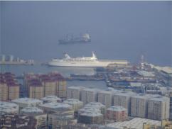 Die Strae von Gibraltar ist eine der meistbefahrenen Wasserstraen der Welt, die tglich von ca. 300 Handelsschiffen durchfahren wird.