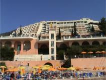 In Nissaki, dem steil zum Meer abfallenden Teil der Insel, befindet sich der ehemalige Magic Life-Club. Heute ist es das Sunshine Corfu Hotel