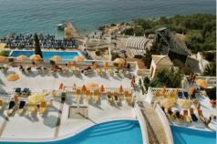 Vom Haupthaus kann man die drei Etagen der Poollandschaft  bis hinunter zum Stand sehen.