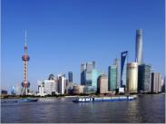Das Shanghai World Financial Center (Flaschenffner)  ist ein 492 Meter hoher Wolkenkratzer in Shanghai und damit nach dem 632 Meter hohen Shanghai Tower (daneben) das zweithchste Gebude der Stadt.