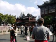 Die Altstadt liegt direkt am Yuyuang-Garten. Enge und berfllte Gassen bilden dabei um das Huxinting-Teehaus und die Zickzack-Brcke den Mittelpunkt der Altstadt.
