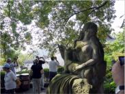 ber 400 Stufen erreicht man die Geisterstadt, die auf dem 288 m hohen Tempelberg Ming Shan liegt. Gar seltsame Skulpturen sumen den Weg dorthin.