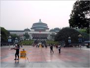 Die Groe Halle des Volkes. Sie ist das architektonische Symbol der Stadt Chongqing. Sie wurde in einer Mixtur aus traditionellem und modernem Baustil entworfen. In Ihrem Auditorium, finden bis zu 4000 Personen Platz.