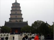 Die Tempelanlage, die einst aus mehr als zehn Hfen bestand, wurde im Jahr 648 fertiggestellt. Wenig spter bersiedelte der Mnch Xuanzang in ein extra hier eingerichtetes "Amt fr die bersetzung buddhistischer Schriften" 