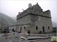 Die Chinesische Mauer, auch Groe Mauer genannt, ist eine historische Grenzbefestigung, die das chinesische Kaiserreich vor nomadischen Reitervlkern aus dem Norden schtzen sollte.