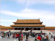 Die Verbotene Stadt befindet sich im Zentrum Pekings. Dort lebten und regierten bis zur Revolution 1911 die chinesischen Kaiser der Dynastien Ming und Qing. 