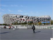 Das imposante Stadion wird wegen seiner Architektur auch "Das Vogelnest" genannt. Hier fanden 2008 die Olympischen Spiele statt. 