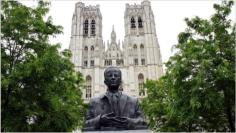 Die Hauptkirche der Stadt Brssel und Sitz des Erzbischofs von Mecheln-Brssel ist in gotischem Stil erbaut.  Die Statue vor der Kirche zeigt Knig Boudewijn I.