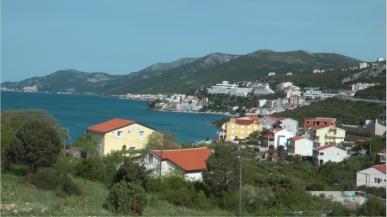 Neum liegt an der Adria in einer kleinen Bucht. Der Ort hat die hchste durchschnittliche Jahrestemperatur in ganz Bosnien und Herzegowina. Sie ist der einzige Zugang zur Adria von Herzegowina