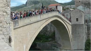 Stari most  Brcke ber die Neretva  ist das Wahrzeichen der Stadt. Mit einer lichten Weite von 28,7 Meter und 19 Meter Hhe war sie zur Zeit ihrer Erbauung im 16. JH ein Meisterwerk der Ingenieurbaukunst.