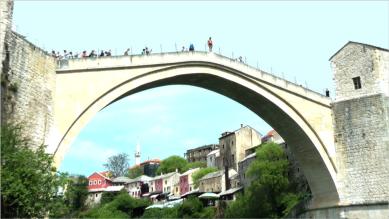 Es besteht unter den jungen Mnnern der Stadt die Tradition, von der Brcke in die Neretva zu springen, heutzutage nach Bezahlung durch Touristen. Da die Neretva sehr kalt und die Brcke recht hoch ist, erfordert dies Mut und entsprechende Kondition.