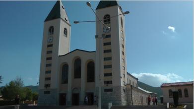 Die St. Jakobus-Kirche. Seit dem 24. Juni 1981 soll die Gottesmutter erscheinen und Botschaften verknden. Die rmisch-katholische Kirche erkennt diese Erscheinungen jedoch nicht an.