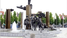 Brgge ist die Hochburg der radfahrenden Belgier. Auf dem riesigen Hauptplatz, dem 't Zand hat man dem Fahrrad ein Denkmal gesetzt.
